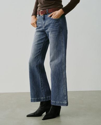  URBAN REVIVO - Quần jeans nữ ống loe kèm thắt lưng 
