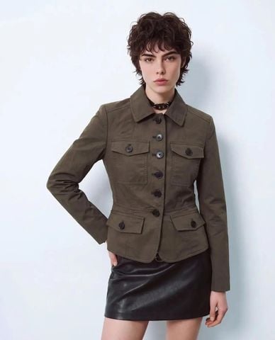  URBAN REVIVO - Áo khoác nữ một hàng nút chiết eo phối túi 