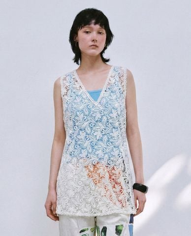  URBAN REVIVO - Áo sát nách nữ cổ V phom suông ren hoa 