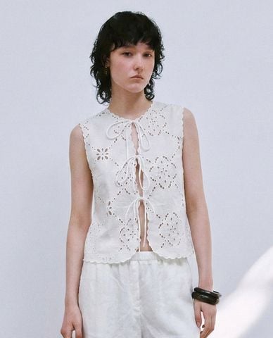  URBAN REVIVO - Áo sát nách nữ ren thêu buộc nơ 