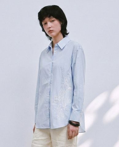  URBAN REVIVO - Áo sơ mi nữ cổ bẻ tay dài thêu hoa 