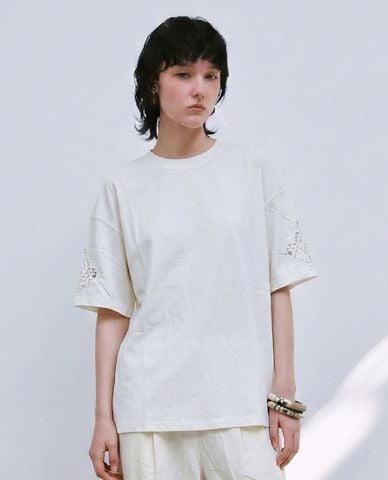  URBAN REVIVO - Áo thun nữ cổ tròn tay ngắn phối ren 