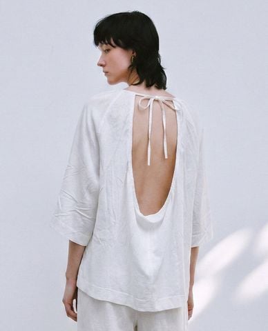  URBAN REVIVO - Áo kiểu nữ cổ tròn hở lưng buộc dây 