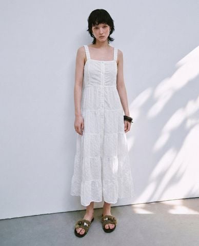  URBAN REVIVO - Đầm hai dây midi xếp tầng thêu ren 