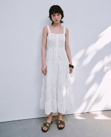  URBAN REVIVO - Đầm hai dây midi xếp tầng thêu ren 