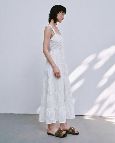  URBAN REVIVO - Đầm hai dây midi xếp tầng thêu ren 