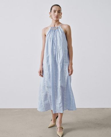  URBAN REVIVO - Đầm sát nách midi cổ yếm thêu hoa 