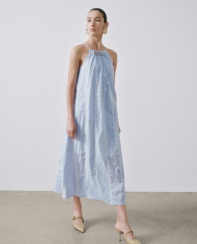  URBAN REVIVO - Đầm sát nách midi cổ yếm thêu hoa 