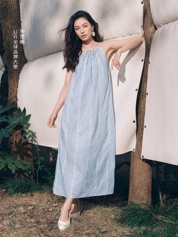  URBAN REVIVO - Đầm sát nách midi cổ yếm thêu hoa 