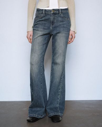  URBAN REVIVO - Quần jeans nữ ống loe wash bạc 