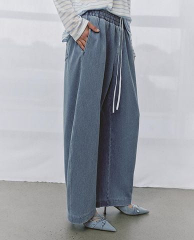  URBAN REVIVO - Quần jeans nữ ống rộng lưng thun phối dây rút 