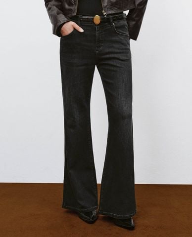  URBAN REVIVO - Quần jeans nữ ống loe kèm thắt lưng 
