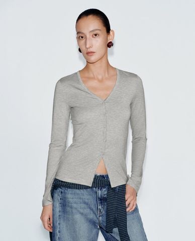  URBAN REVIVO - Áo dệt kim nữ cổ V tay dài phom ôm 