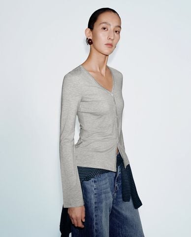  URBAN REVIVO - Áo dệt kim nữ cổ V tay dài phom ôm 