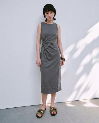  URBAN REVIVO - Đầm sát nách midi chiết eo 