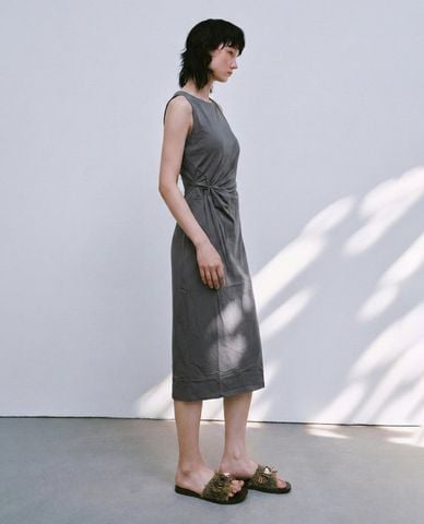  URBAN REVIVO - Đầm sát nách midi chiết eo 