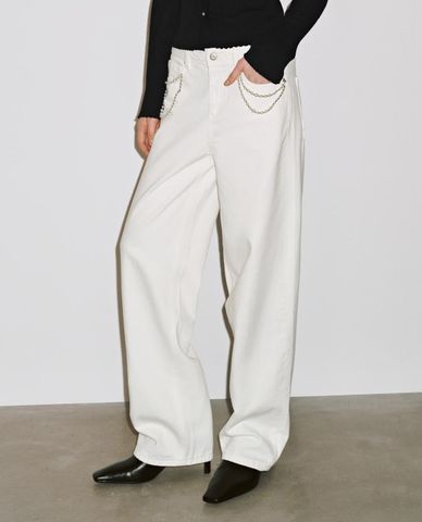  URBAN REVIVO - Quần jeans nữ ống rộng phối dây xích 