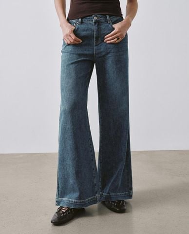  URBAN REVIVO - Quần jeans nữ ống loe thời thượng 
