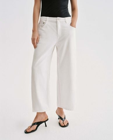  URBAN REVIVO - Quần jeans nữ ống rộng dáng cong 