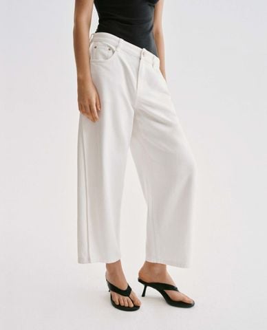  URBAN REVIVO - Quần jeans nữ ống rộng dáng cong 