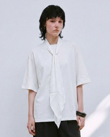  URBAN REVIVO - Áo kiểu nữ tay ngắn phối khăn buộc cổ 