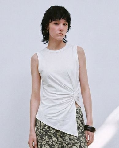  URBAN REVIVO - Áo kiểu nữ sát nách xoắn eo 