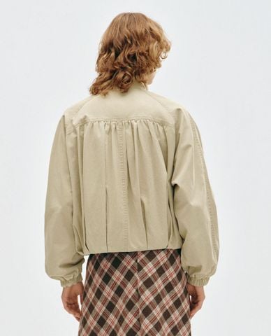  URBAN REVIVO - Áo khoác bomber nữ cổ cao tay dài xếp li 