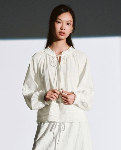  URBAN REVIVO - Áo kiểu nữ tay phồng cổ buộc dây phối ren 