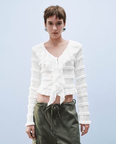  URBAN REVIVO - Áo kiểu nữ tay dài phối ren bèo nhún 