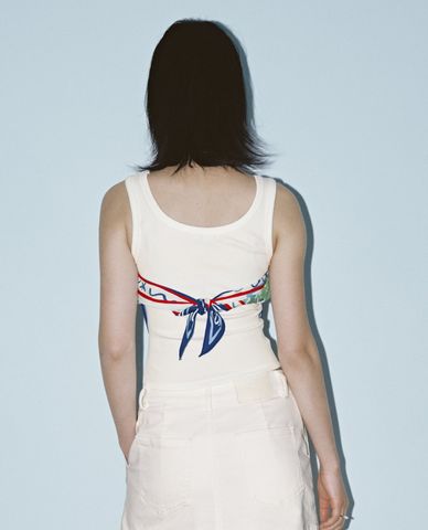  URBAN REVIVO - Áo kiểu nữ hai dây phối khăn họa tiết 