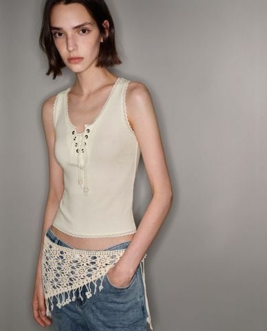  URBAN REVIVO - Áo ba lỗ nữ cổ chữ U đan dây 