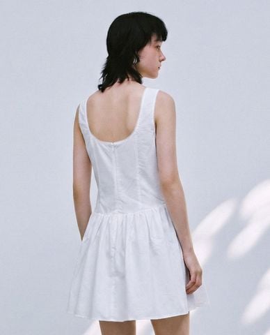  URBAN REVIVO - Đầm sát nách mini cổ tròn phối ren 