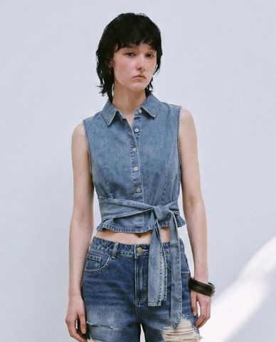  URBAN REVIVO - Áo sát nách nữ denim cổ bẻ phối dây thắt 