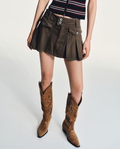  URBAN REVIVO - Chân váy denim mini xếp li phối túi 