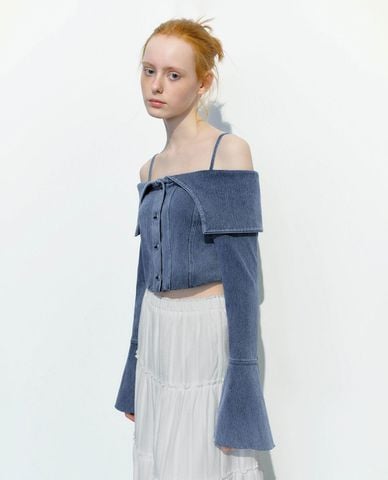  URBAN REVIVO - Áo hai dây nữ denim tay loe phom croptop 