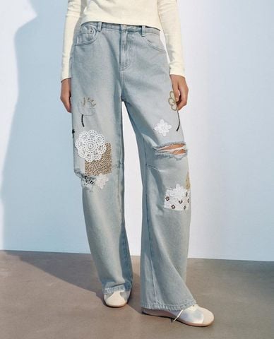  URBAN REVIVO - Quần jeans nữ ống rộng thêu họa tiết 