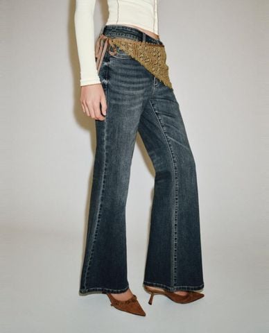  URBAN REVIVO - Quần jeans nữ ống loe phối khăn 