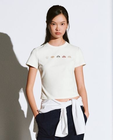  URBAN REVIVO - Áo croptop nữ cổ tròn tay ngắn in họa tiết 