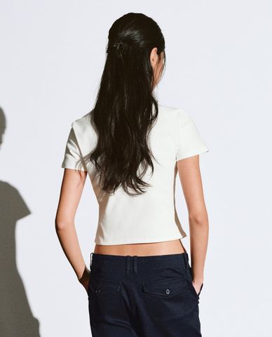  URBAN REVIVO - Áo croptop nữ cổ tròn tay ngắn in họa tiết 