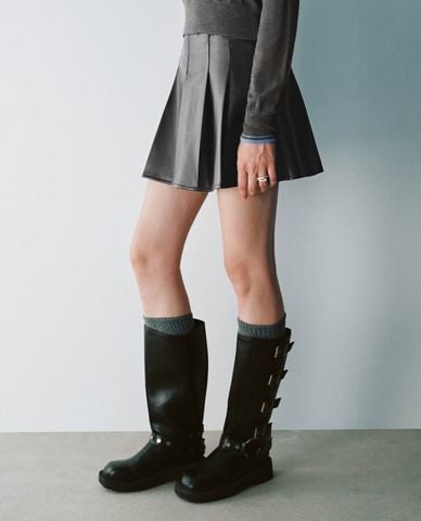  URBAN REVIVO - Chân váy chữ A mini xếp li 