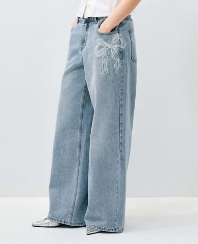  URBAN REVIVO - Quần jeans nữ ống rộng thêu họa tiết nơ 