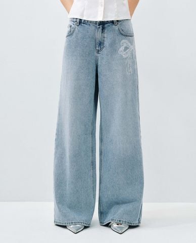  URBAN REVIVO - Quần jeans nữ ống rộng thêu họa tiết nơ 