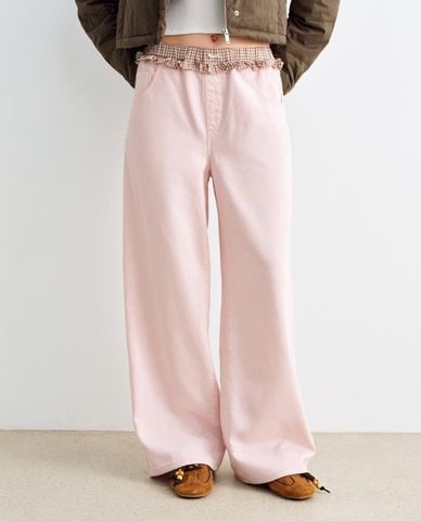  URBAN REVIVO - Quần jeans nữ ống rộng phối bèo nhún 