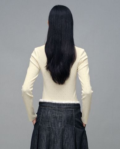  URBAN REVIVO - Áo dệt kim nữ cổ thuyền tay dài thêu hoa 