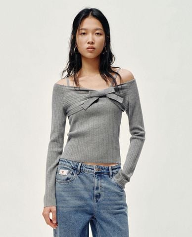  URBAN REVIVO - Áo dệt kim nữ trễ vai tay dài phối nơ 