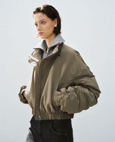  URBAN REVIVO - Áo khoác bomber nữ cổ đứng nhún viền 