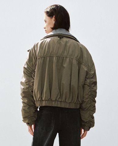  URBAN REVIVO - Áo khoác bomber nữ cổ đứng nhún viền 