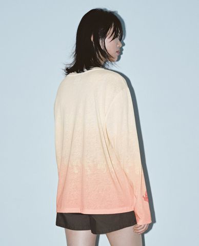  URBAN REVIVO - Áo thun nữ cổ tròn tay dài in họa tiết 