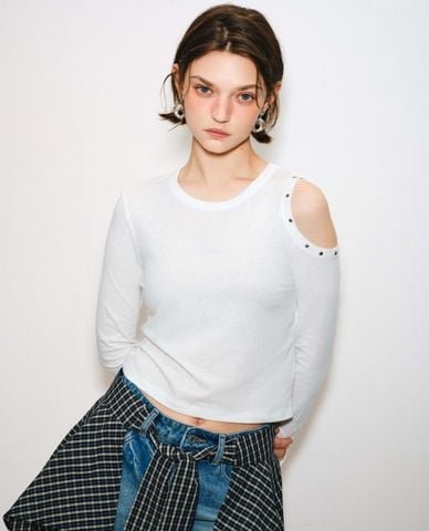  URBAN REVIVO - Áo kiểu nữ tay dài cut out đính khoen 