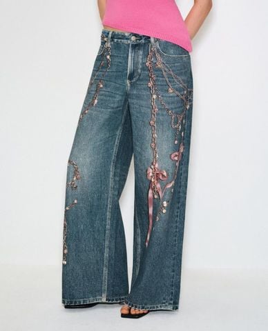  URBAN REVIVO - Quần jeans nữ ống rộng thêu họa tiết 